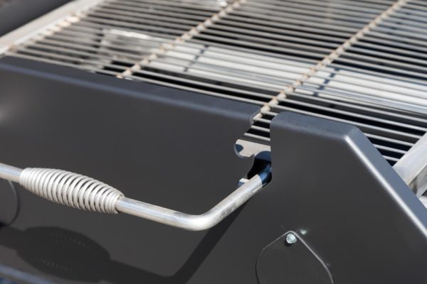Height adjustable stainless steel grate on flat top grill