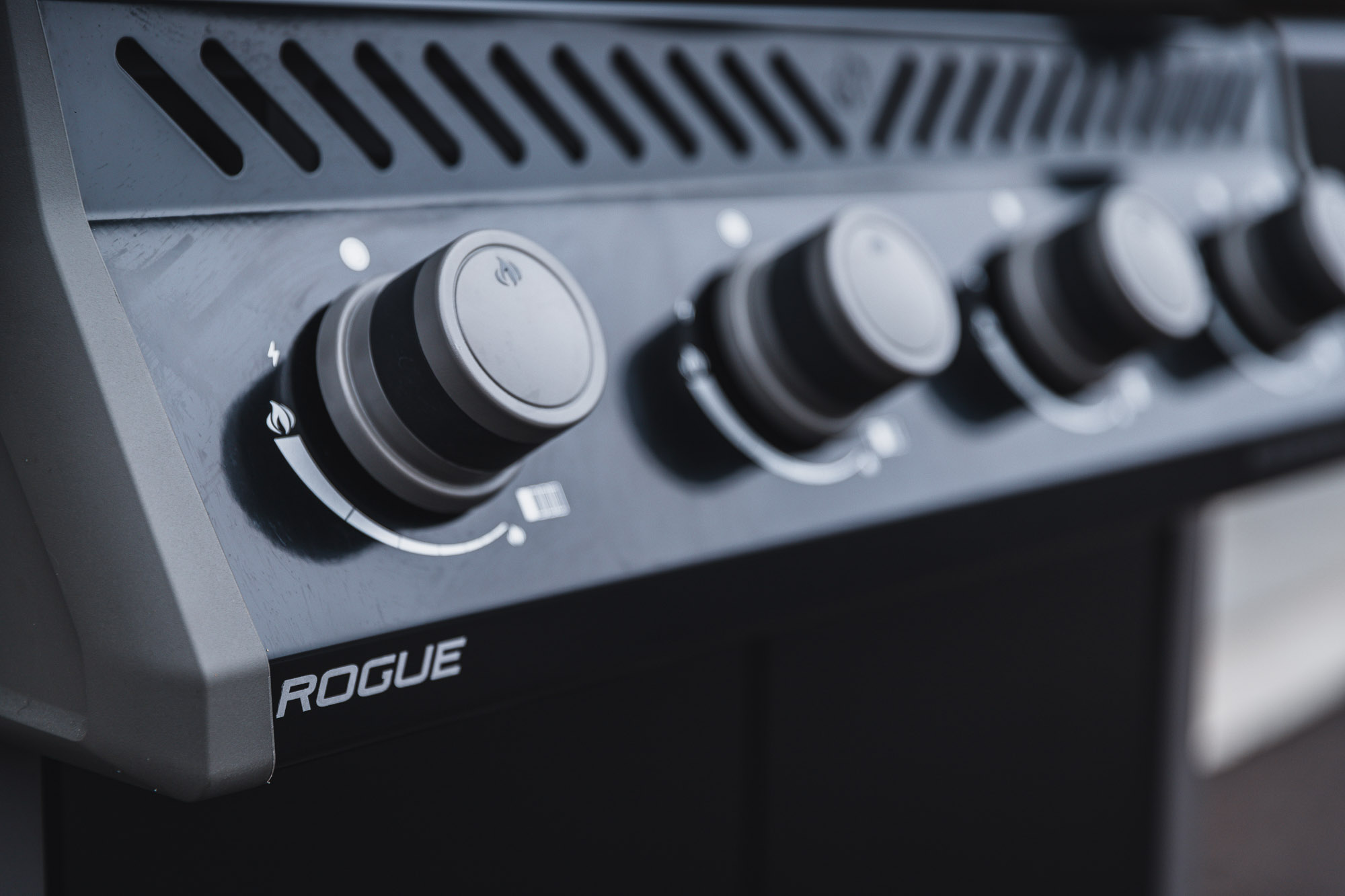 Napoleon Rogue® Series Gas Grill Features - Robust Ergonomic Control Knobs