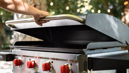 Camp Chef 4-Burner Flat Top 600 Grill and Griddle with Lid Features - True-Seasoned Surface